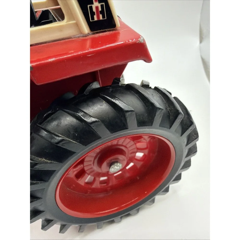 Vintage 1/16 Ertl International harvester 1586‎ diecast w/frontend tractor.